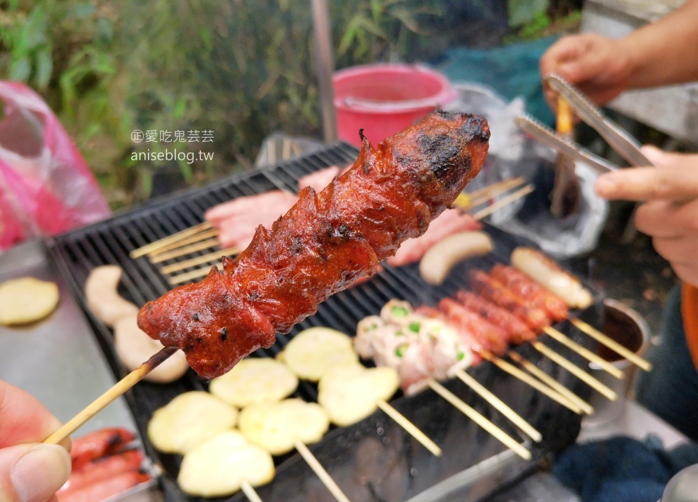 礁溪香腸伯，潤餅皮捲大腸包小腸來一組，限量烤肉串、甜不辣別錯過(姊姊食記)