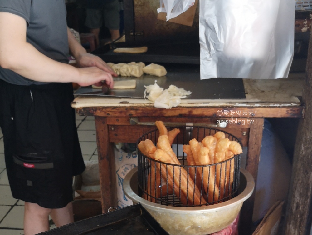 無名燒餅油條@光復市場，沒有招牌的隱藏版早餐，國父紀念館美食(姊姊食記)