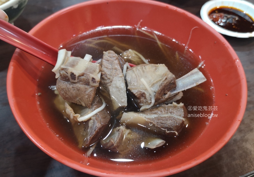 大碗公當歸羊肉，帶皮帶骨羊肉湯都有，黑金滷肉飯也是招牌，板橋宵夜美食(姊姊食記)