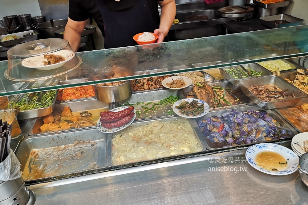 正宗阿偉咖哩飯、滷肉飯，台灣古早味小吃，龍山寺站三水街市場美食(姊姊食記)