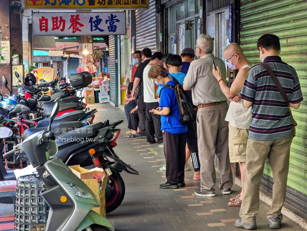 阿忠自助餐便當店，還沒開門就排隊，信義區福德街的超人氣美食(姊姊食記)