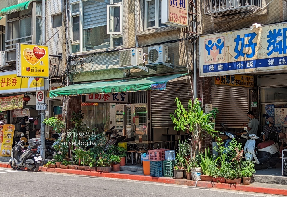 阿忠自助餐便當店，還沒開門就排隊，信義區福德街的超人氣美食(姊姊食記)