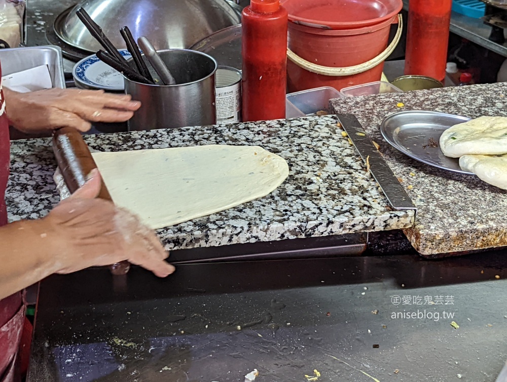 泰安手工蛋餅，厚實有嚼勁的可口早餐，基隆七堵美食(姊姊食記)