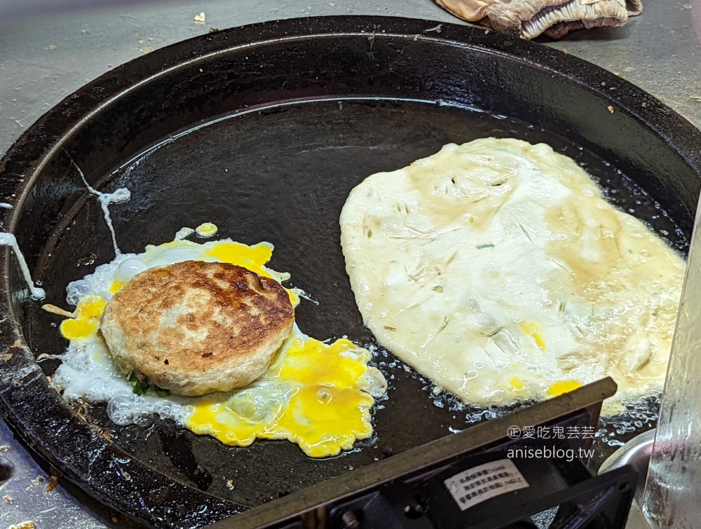 泰安手工蛋餅，厚實有嚼勁的可口早餐，基隆七堵美食(姊姊食記)