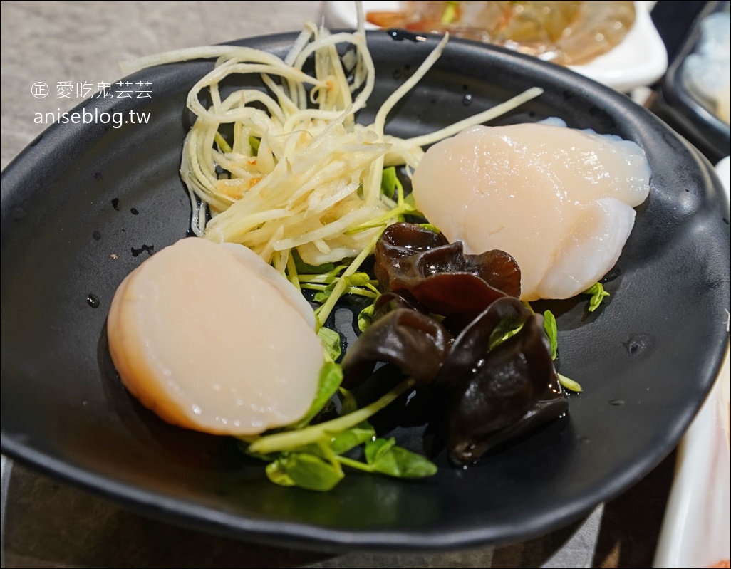 輕鬆煮-雙主餐火鍋，蔬食自助吧吃到飽CP值超高，打卡再送肉肉、芸芸粉絲再送！1人享4份主餐😍