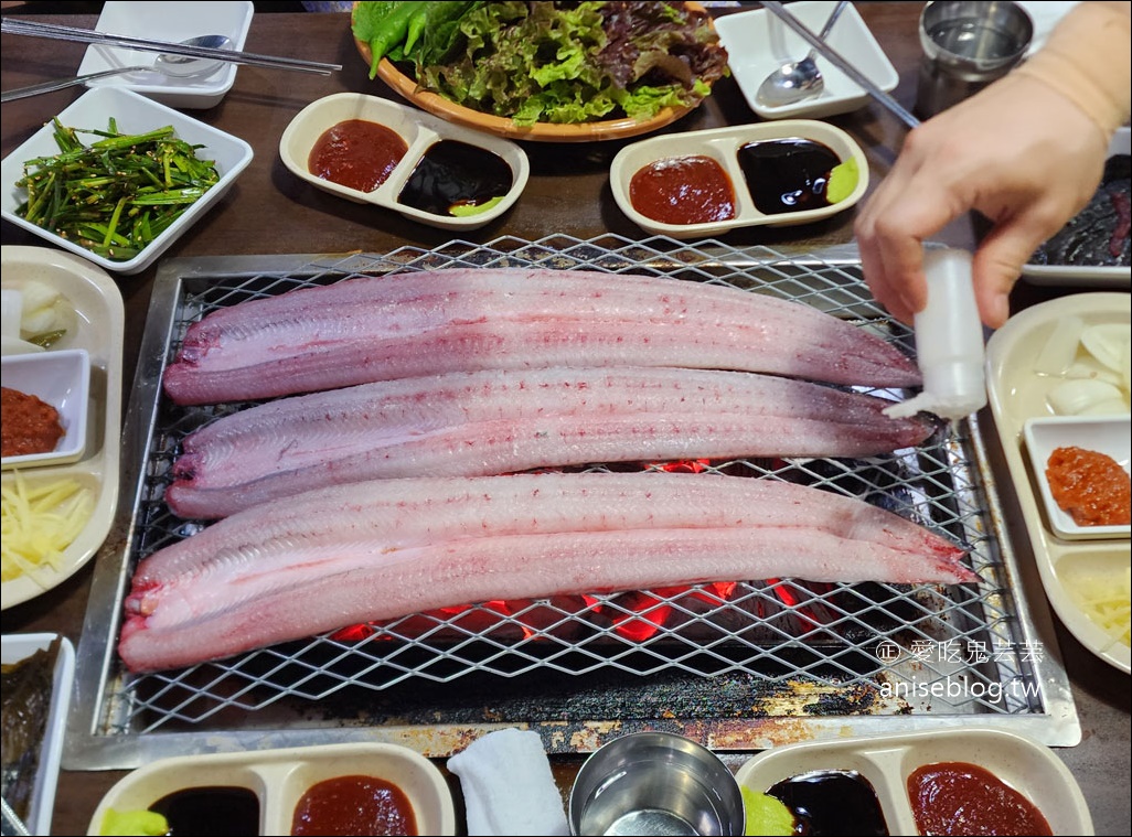 風川鰻魚(풍천장어 연남점)@弘大，現殺炭烤整條活鰻魚，白燒鰻超脆超鮮超好吃！