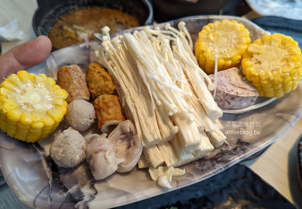 看海吃火鍋，築間幸福鍋物基隆潮境公園店(姊姊食記)