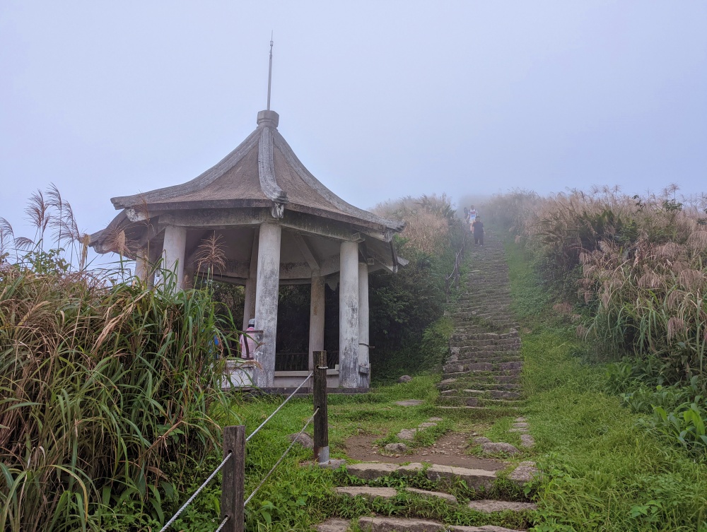 基隆山登山步道，夜拍黃金山城絕美景色，還有機會看到月之海喔(姊姊遊記)