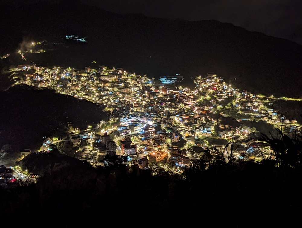 基隆山登山步道，夜拍黃金山城絕美景色，還有機會看到月之海喔(姊姊遊記)