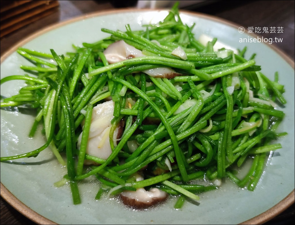 欣海岸海鮮料理，臭豆腐、煎豬肝、鯧魚米粉是招牌，雞肉也好吃欸！