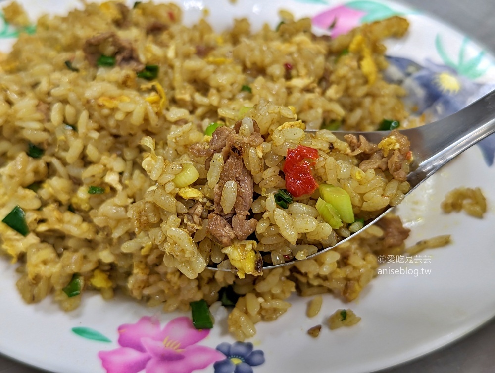 阿芬飯店，美味的沙茶牛肉炒麵，基隆三沙灣美食(姊姊食記)