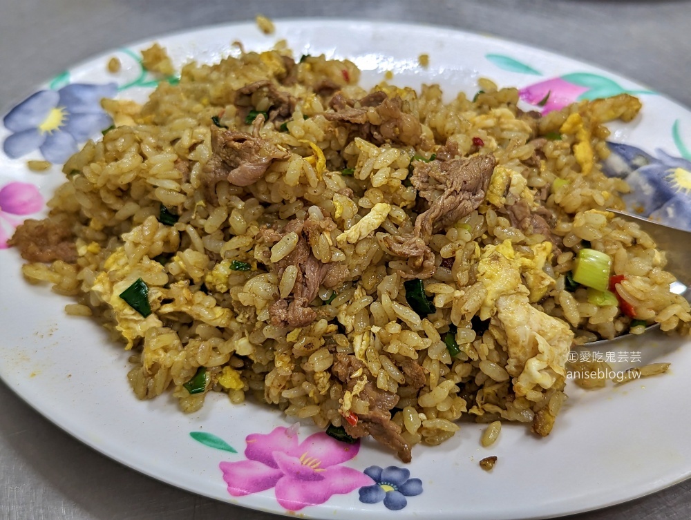 阿芬飯店，美味的沙茶牛肉炒麵，基隆三沙灣美食(姊姊食記)