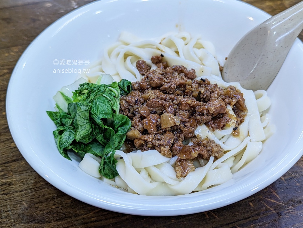 昆陽牛肉麵，可以大口吃肉超滿足，南港捷運昆陽站美食(姊姊食記)