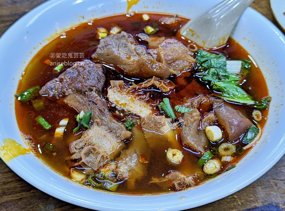 昆陽牛肉麵，可以大口吃肉超滿足，南港捷運昆陽站美食(姊姊食記)