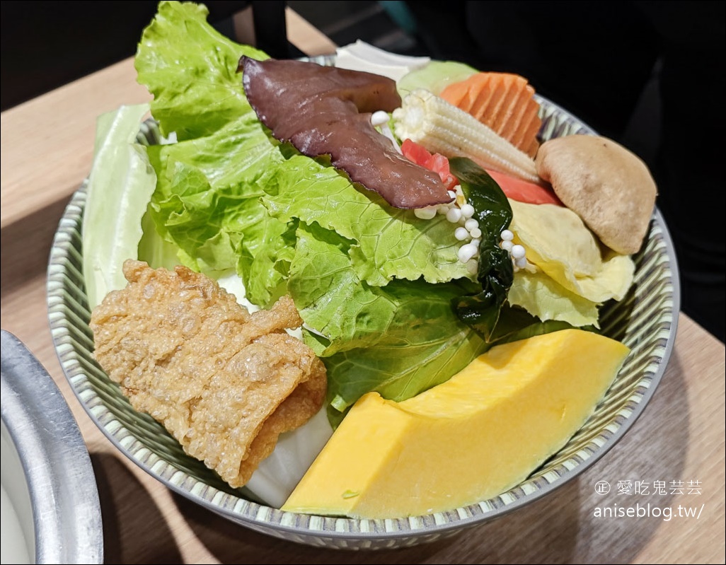 極禾鍋物，中正藝文特區激推的涮涮鍋店，肉片厚實又鮮甜，還有hersheys巧克力冰沙喝到飽！