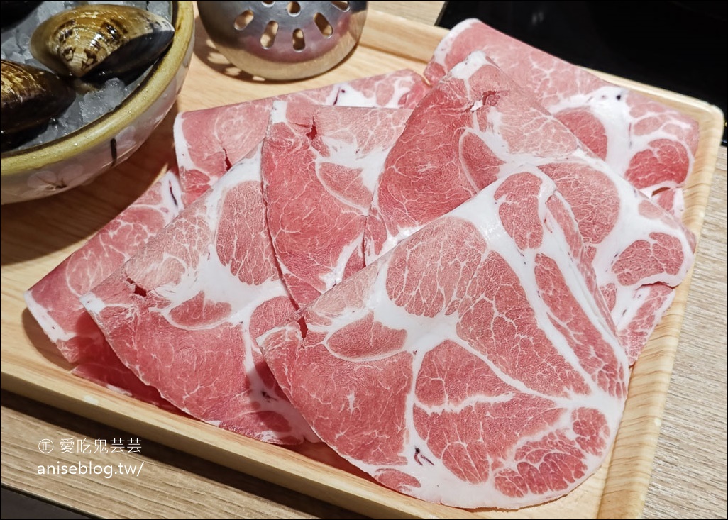 極禾鍋物，中正藝文特區激推的涮涮鍋店，肉片厚實又鮮甜，還有hersheys巧克力冰沙喝到飽！