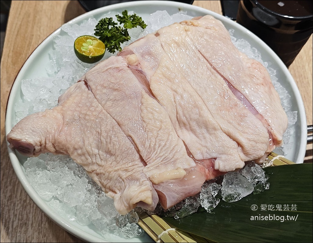 極禾鍋物，中正藝文特區激推的涮涮鍋店，肉片厚實又鮮甜，還有hersheys巧克力冰沙喝到飽！