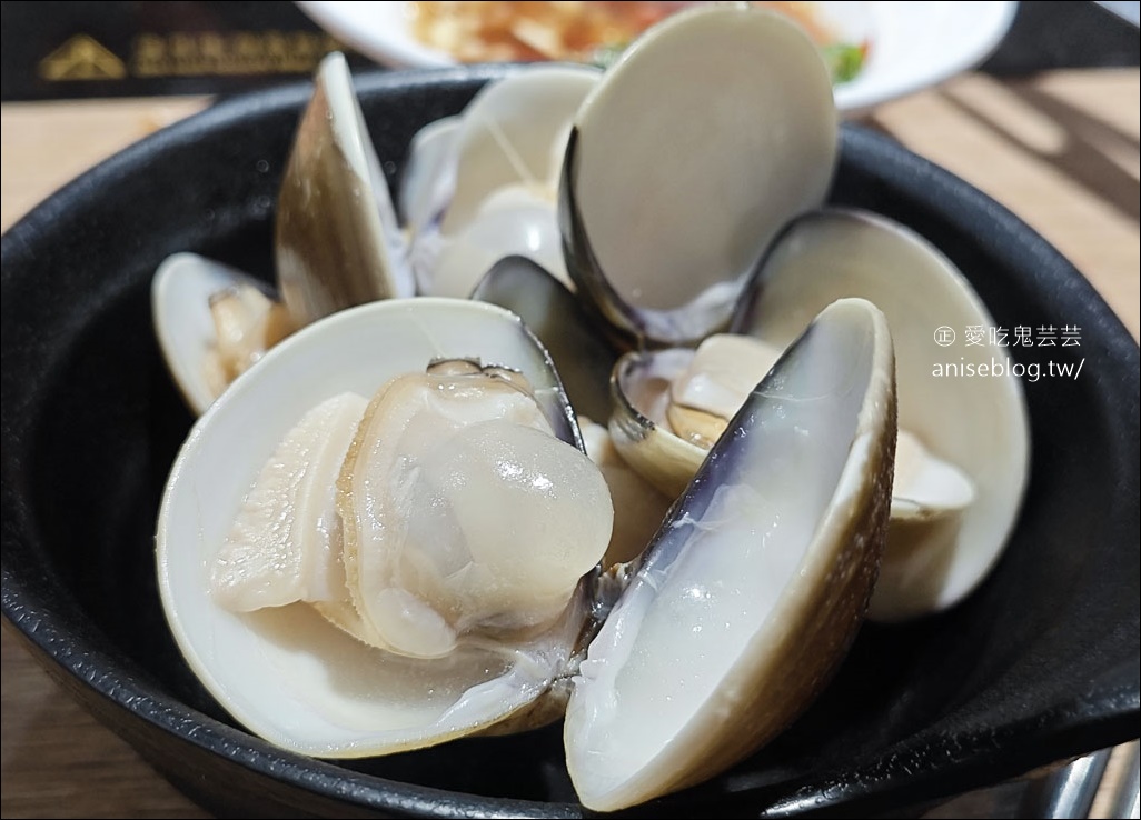 極禾鍋物，中正藝文特區激推的涮涮鍋店，肉片厚實又鮮甜，還有hersheys巧克力冰沙喝到飽！