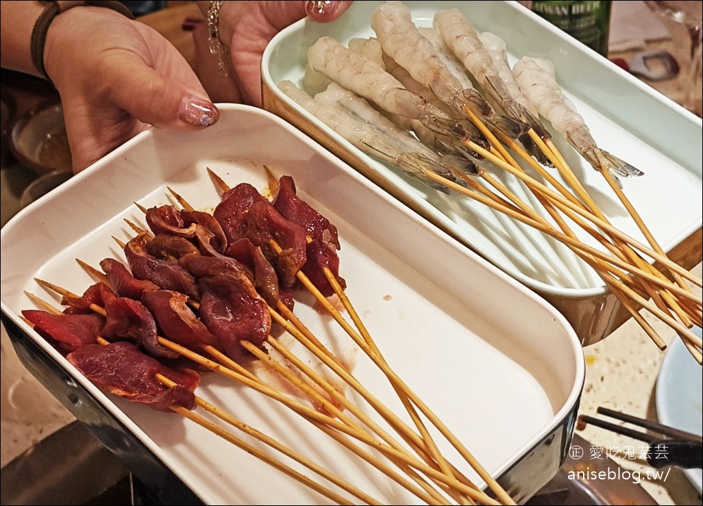 魚擺擺魚火鍋(重慶火鍋)，九宮格麻辣火鍋+金湯酸菜魚，麻到失去知覺的重口味，過癮！