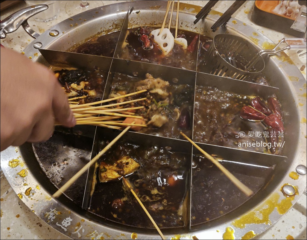 魚擺擺魚火鍋(重慶火鍋)，九宮格麻辣火鍋+金湯酸菜魚，麻到失去知覺的重口味，過癮！