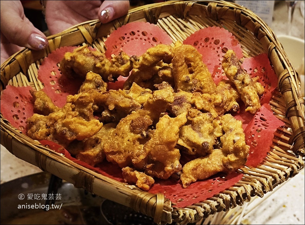 魚擺擺魚火鍋(重慶火鍋)，九宮格麻辣火鍋+金湯酸菜魚，麻到失去知覺的重口味，過癮！