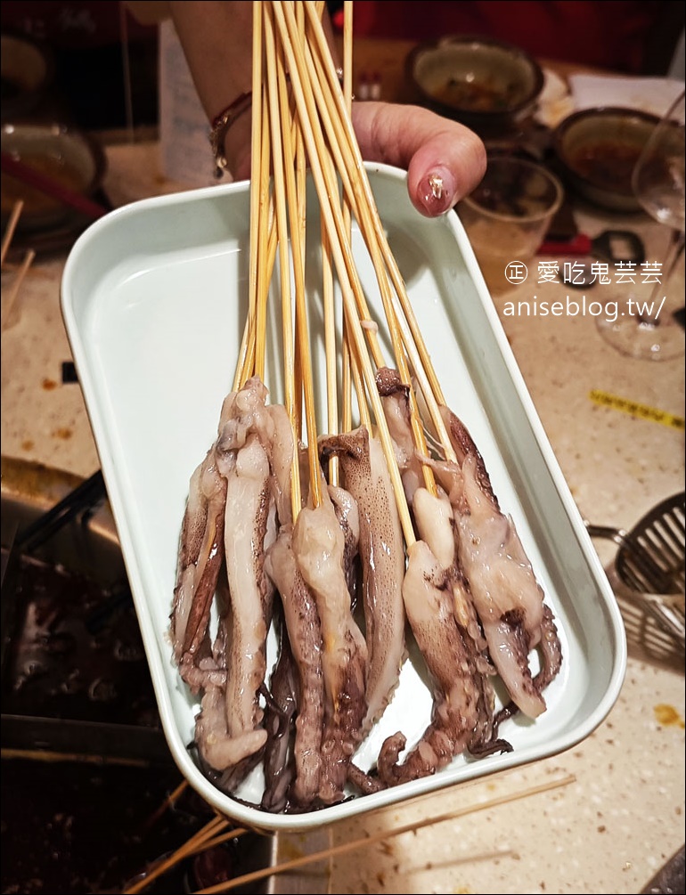 魚擺擺魚火鍋(重慶火鍋)，九宮格麻辣火鍋+金湯酸菜魚，麻到失去知覺的重口味，過癮！