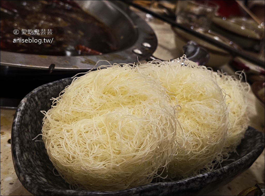 魚擺擺魚火鍋(重慶火鍋)，九宮格麻辣火鍋+金湯酸菜魚，麻到失去知覺的重口味，過癮！