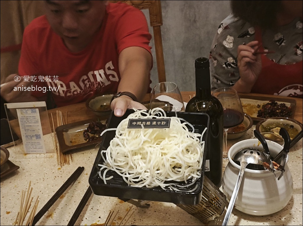 魚擺擺魚火鍋(重慶火鍋)，九宮格麻辣火鍋+金湯酸菜魚，麻到失去知覺的重口味，過癮！