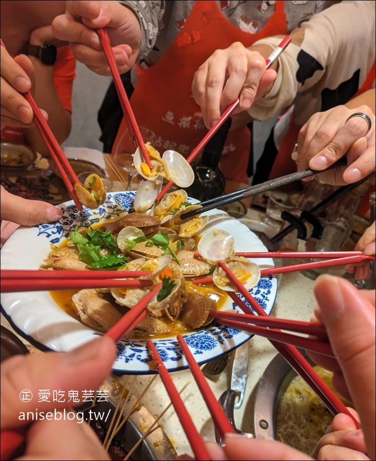 魚擺擺魚火鍋(重慶火鍋)，九宮格麻辣火鍋+金湯酸菜魚，麻到失去知覺的重口味，過癮！ @愛吃鬼芸芸