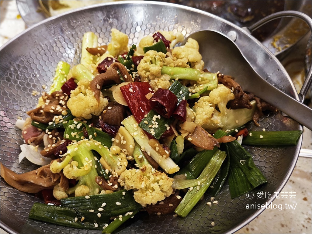 魚擺擺魚火鍋(重慶火鍋)，九宮格麻辣火鍋+金湯酸菜魚，麻到失去知覺的重口味，過癮！