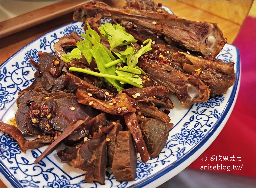 魚擺擺魚火鍋(重慶火鍋)，九宮格麻辣火鍋+金湯酸菜魚，麻到失去知覺的重口味，過癮！