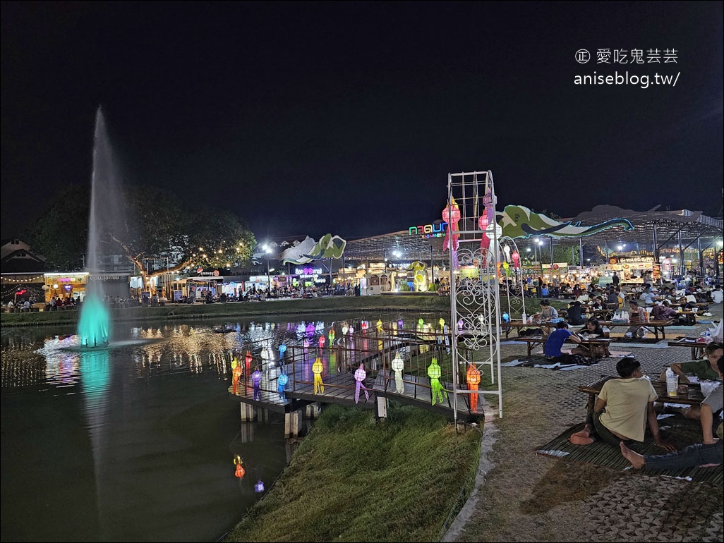 清邁夜市 กาดมณี Kadmanee Market Chiangmai ，脆皮燒肉也太好吃了吧！