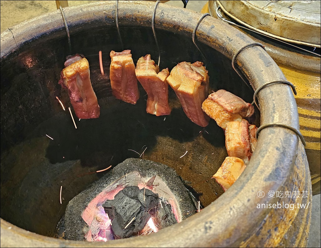 清邁夜市 กาดมณี Kadmanee Market Chiangmai ，脆皮燒肉也太好吃了吧！