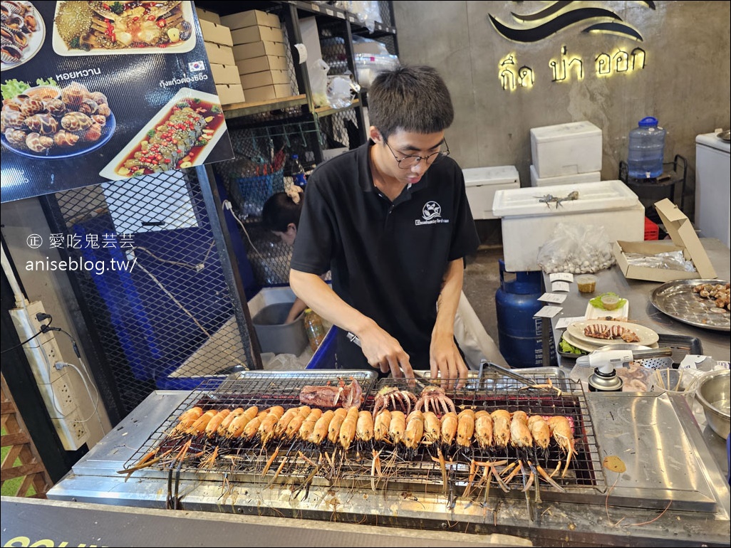 清邁夜市 กาดมณี Kadmanee Market Chiangmai ，脆皮燒肉也太好吃了吧！