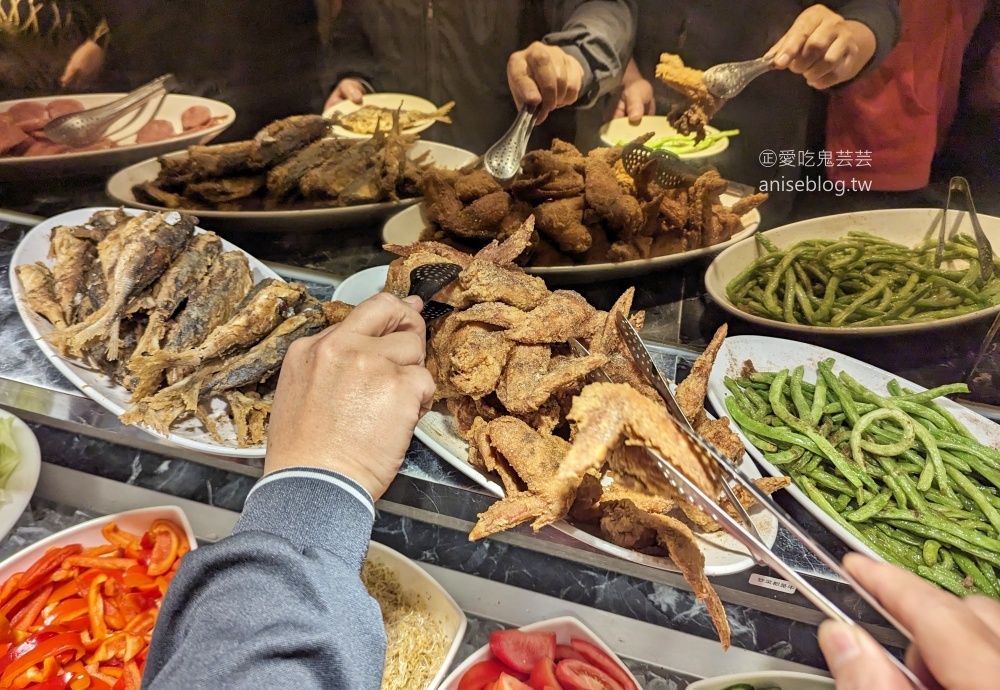 傳品牛排，280元就有吃到飽自助吧，板橋排隊美食(姊姊食記)