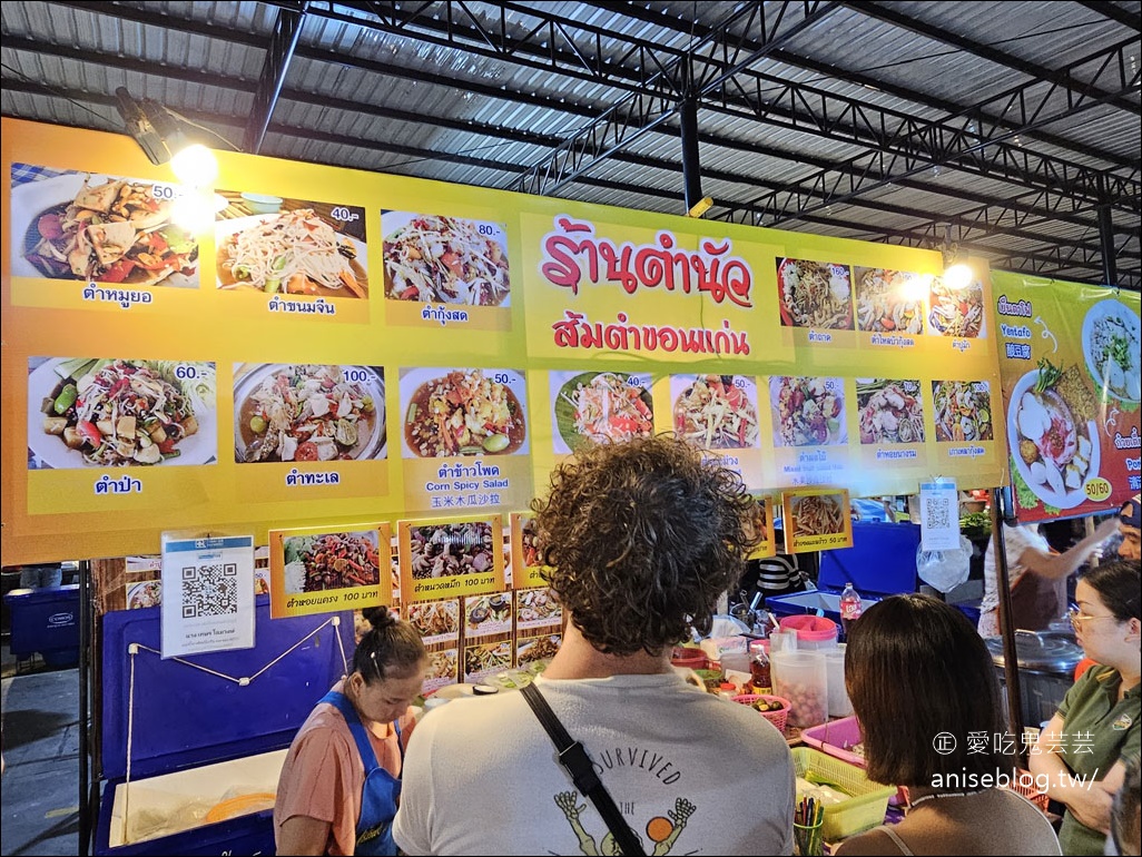 清邁夜市 กาดมณี Kadmanee Market Chiangmai ，脆皮燒肉也太好吃了吧！