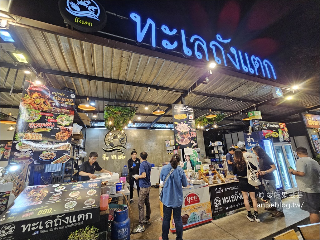 清邁夜市 กาดมณี Kadmanee Market Chiangmai ，脆皮燒肉也太好吃了吧！