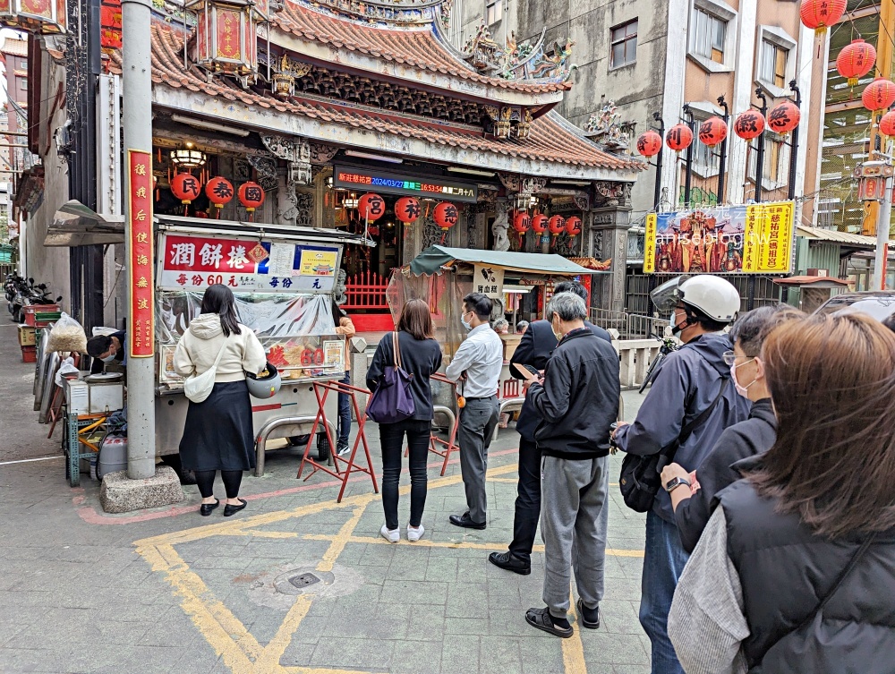 新莊媽祖廟口潤餅捲，廟街夜市超人氣美食小吃(姊姊食記)