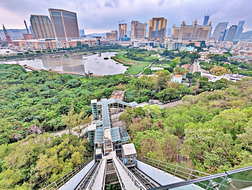 澳門大潭山瞭望台，搭乘斜行升降機俯瞰氹仔路氹金光大道美景(姊姊遊記) @愛吃鬼芸芸