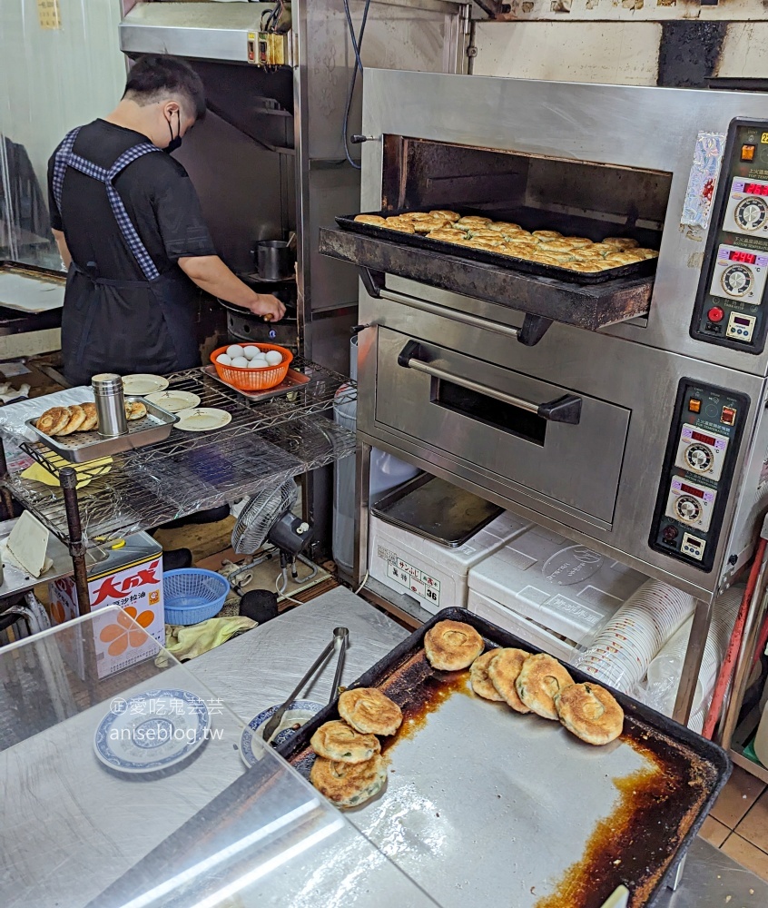 周家女兒蔥油餅碇內店，終於吃到懷念的餛飩湯，基隆暖暖美食(姊姊食記)