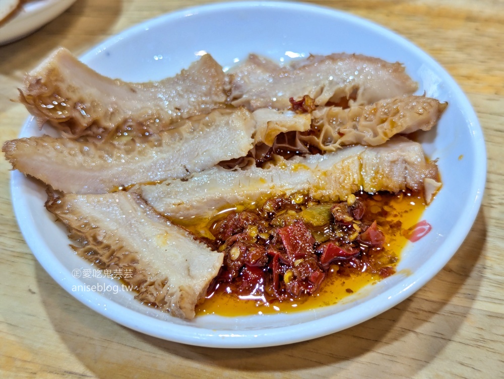 黑庄牛肉麵，薑蒜湯頭風味獨特，新店美食老店(姊姊食記)