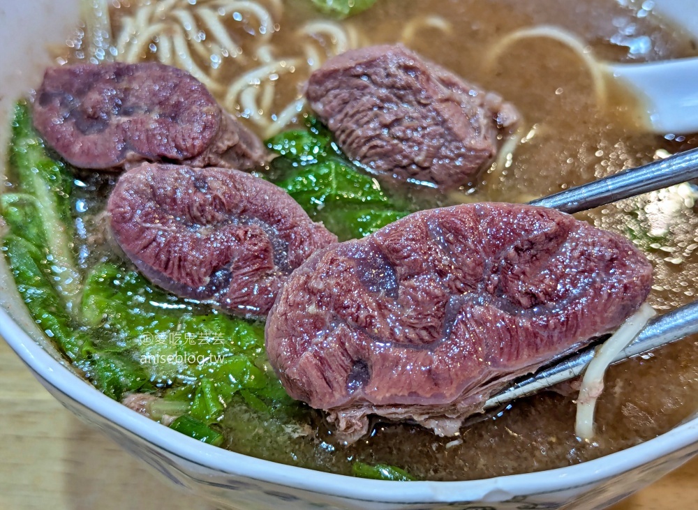 黑庄牛肉麵，薑蒜湯頭風味獨特，新店美食老店(姊姊食記) @愛吃鬼芸芸