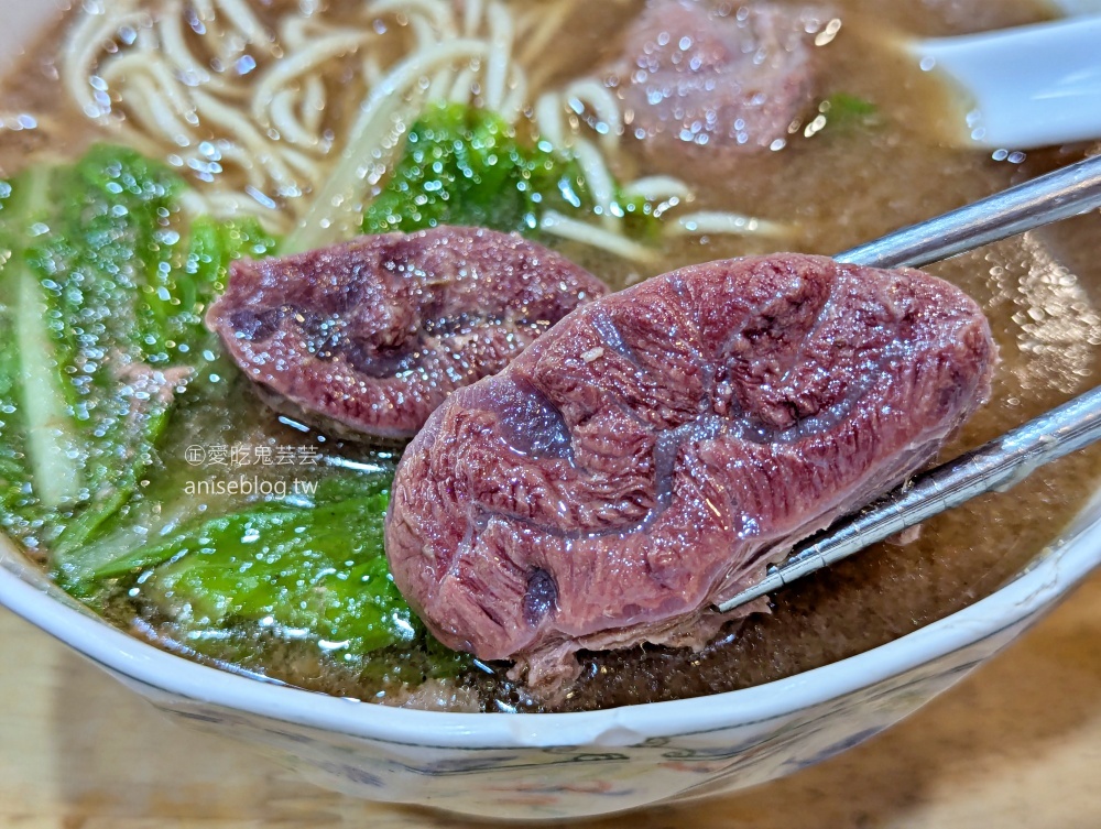 黑庄牛肉麵，薑蒜湯頭風味獨特，新店美食老店(姊姊食記)