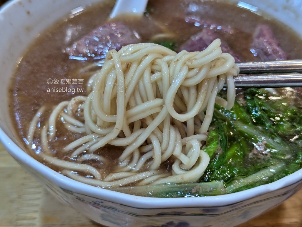 黑庄牛肉麵，薑蒜湯頭風味獨特，新店美食老店(姊姊食記)