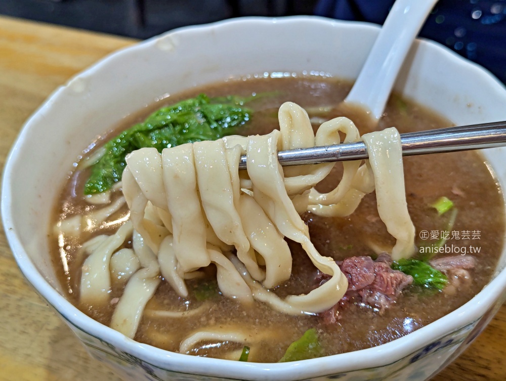 黑庄牛肉麵，薑蒜湯頭風味獨特，新店美食老店(姊姊食記)