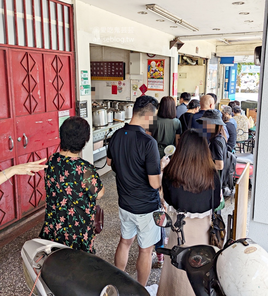 忠誠牛肉麵，還沒營業就排隊的士林超人氣美食(姊姊食記)