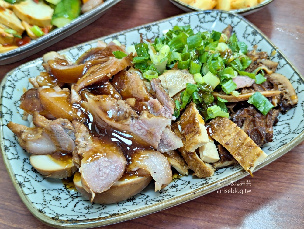 忠誠牛肉麵，還沒營業就排隊的士林超人氣美食(姊姊食記)