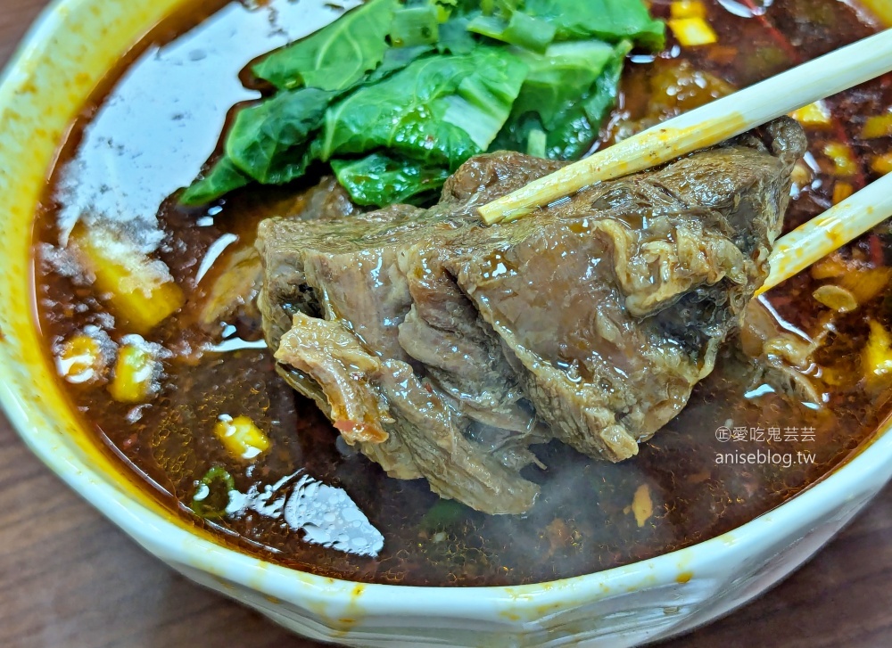 忠誠牛肉麵，還沒營業就排隊的士林超人氣美食(姊姊食記)