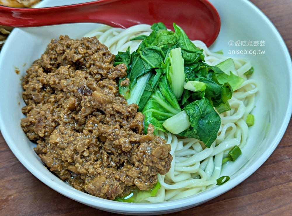 忠誠牛肉麵，還沒營業就排隊的士林超人氣美食(姊姊食記)