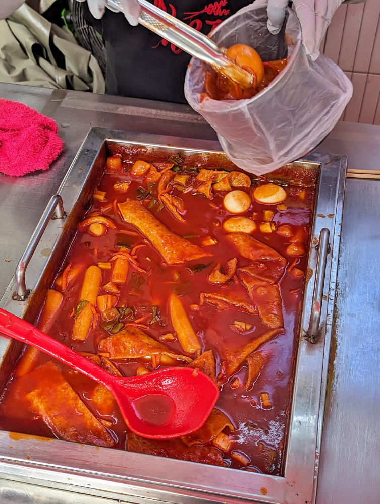 釜田市場在地小吃，불오뎅魚糕，首爾太太粥(姊姊食記)